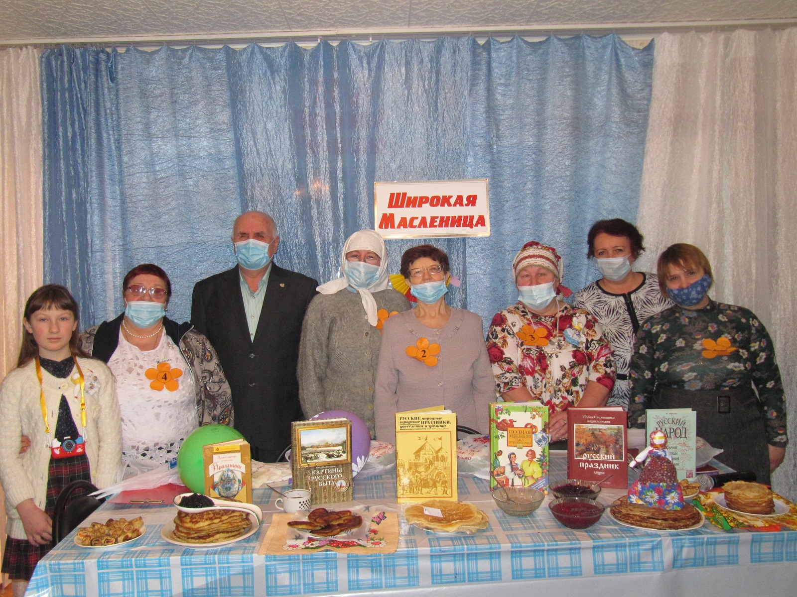 На фотографии участники конкурса "А ну-ка, бабушки!"